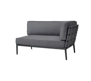 Moderne 2-pers. sofa med mørkegrå polstring, vævet mønster på siderne og synlige ben.
