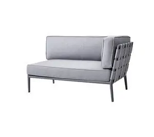 Lysegrå sofa med vævet ryg, slanke ben og minimalistisk skandinavisk design.