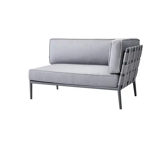 Lysegrå sofa med vævet ryg, slanke ben og minimalistisk skandinavisk design.