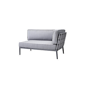 Lysegrå sofa med vævet ryg, slanke ben og minimalistisk skandinavisk design.