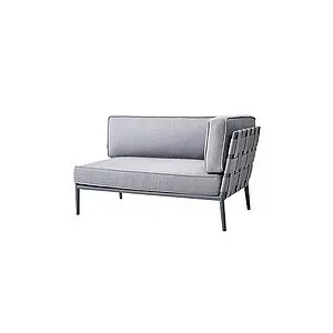 Lysegrå sofa med vævet ryg, slanke ben og minimalistisk skandinavisk design.