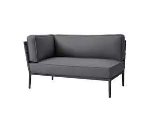 Grå to-personers sofa med minimalistisk design og synlige ben, inkluderer matchende puder.