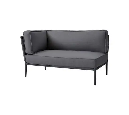 Grå to-personers sofa med minimalistisk design og synlige ben, inkluderer matchende puder.