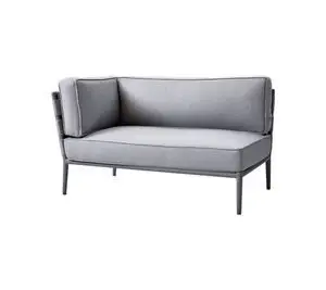 Toseater sofa i lys grå med høj ryg, armstøtte, synlige syninger og slanke ben.