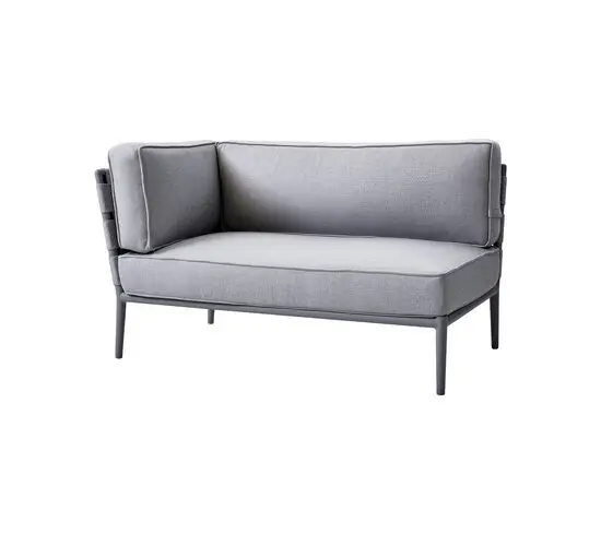 Toseater sofa i lys grå med høj ryg, armstøtte, synlige syninger og slanke ben.