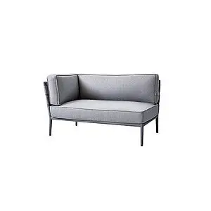 Toseater sofa i lys grå med høj ryg, armstøtte, synlige syninger og slanke ben.