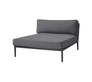 Moderne grå daybed med lave metalben og polstrede hynder. Minimalistisk design med lav rygstøtte.