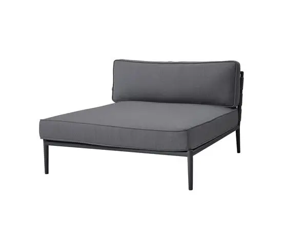 Moderne grå daybed med lave metalben og polstrede hynder. Minimalistisk design med lav rygstøtte.