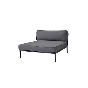 Moderne grå daybed med lave metalben og polstrede hynder. Minimalistisk design med lav rygstøtte.