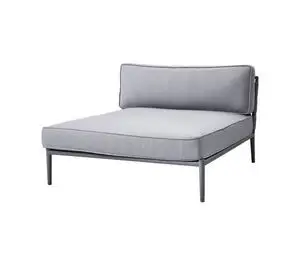 Modulær daybed med minimalistisk design, lysegrå farve og aluminiumsben. Med ryghynde og pudersæt.