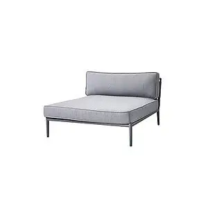 Modulær daybed med minimalistisk design, lysegrå farve og aluminiumsben. Med ryghynde og pudersæt.