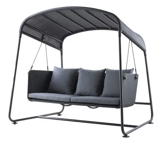 Hængesofa med moderne design, mørk farve, grå hynder og en beskyttende baldakin.