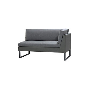 Grå 2-pers. sofa med højre armlæn og pude, åben base med ben for svævende look.