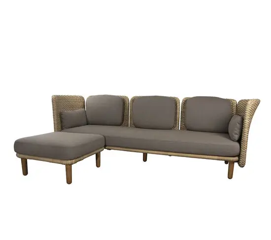 Trepersoners sofa med chaiselong, lave armlæn, taupe hynder og naturlig vævet design.