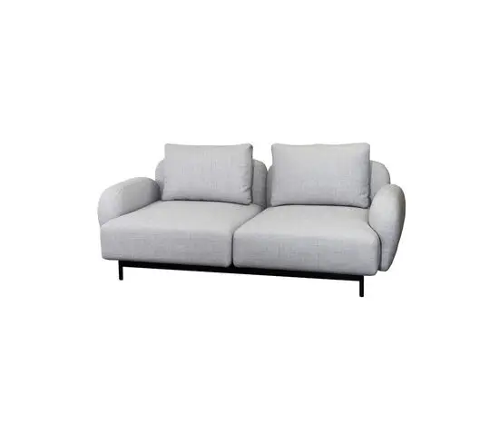 Lysgrå 2-pers. sofa med lave armlæn og separate ryghynder. Moderne, rektangulært design.