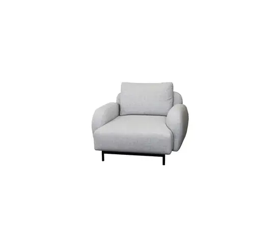 Moderne loungestol med lavt armlæn, polstret pude og slanke ben i lysegrå.