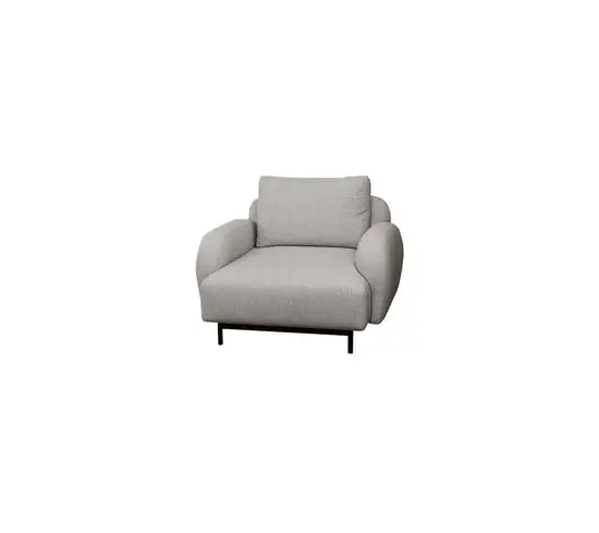 Lys brun loungestol med lavt armlæn, moderne look, polstret sæde og slanke, mørke ben.