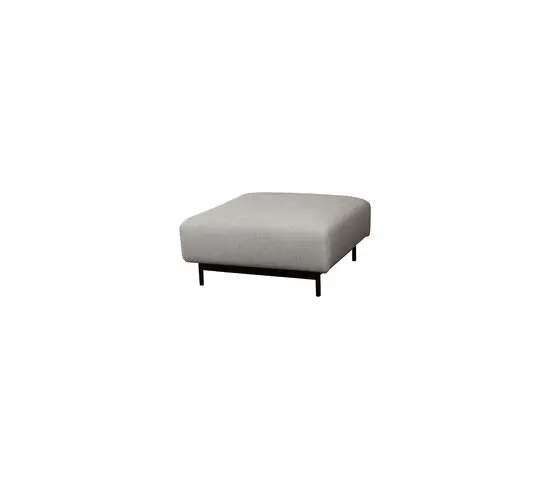 Firkantet puf med lys brun pude og sorte metalben. Minimalistisk design fra Cane-Line Essence.