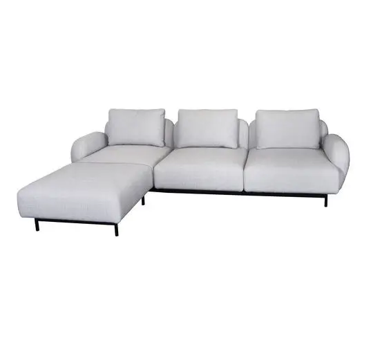Moderne, lysegrå 3-pers. sofa med venstrestillet chaiselong og lave armlæn.