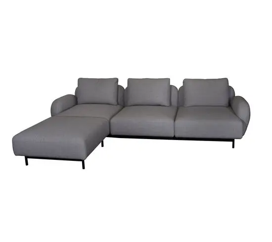 Mørkegrå 3-personers sofa med chaiselong til højre, lave armlæn, slanke sorte ben og enkle linjer.