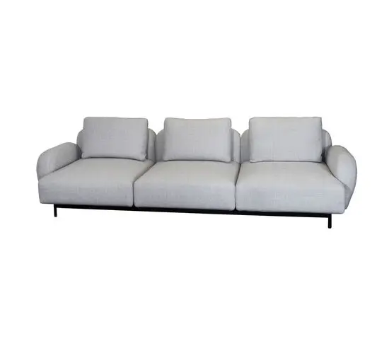 Tre-personers sofa i lysegrå med lave armlæn og sorte ben. Tre sæde- og ryghynder giver et let look.