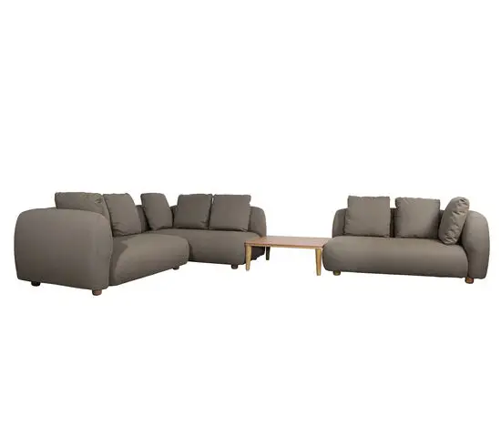 Taupe hjørnesofa med bord, flere sektioner, ryghynder og armlæn. Fleksibel opsætning.