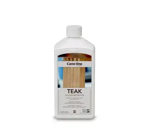 Hvid plastflaske med label "Teak Colour Protector," viser teaktræ, beskytter træets gyldenbrune farve.