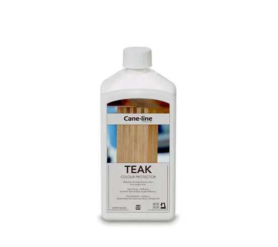 Hvid plastflaske med label "Teak Colour Protector," viser teaktræ, beskytter træets gyldenbrune farve.