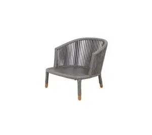 Grå loungestol med vævet ryg og sæde, trædetaljer på benene, buet ryglæn og armlæn i moderne design.