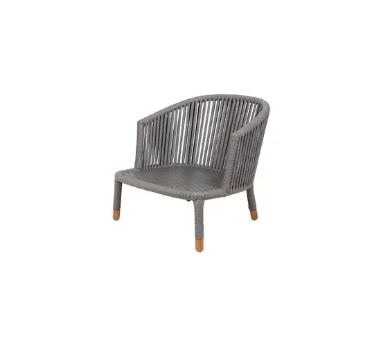 Grå loungestol med vævet ryg og sæde, trædetaljer på benene, buet ryglæn og armlæn i moderne design.