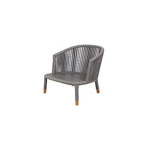 Grå loungestol med vævet ryg og sæde, trædetaljer på benene, buet ryglæn og armlæn i moderne design.