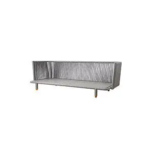 Grå 3-pers. sofa med minimalistisk design, flettet struktur, og kontrasterende ben.