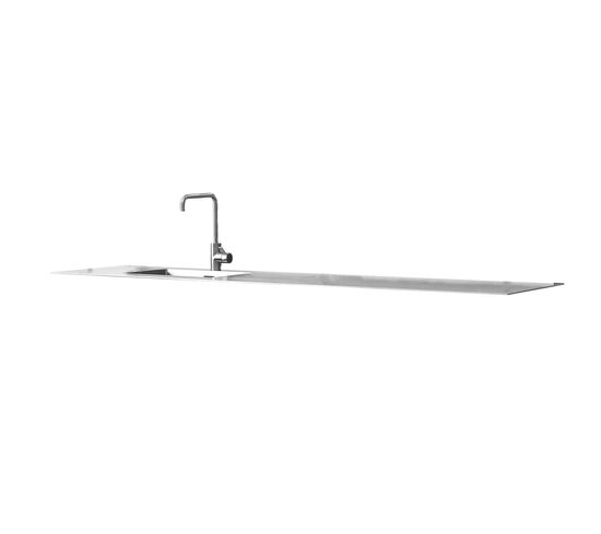 Køkkenbordplade i rustfrit stål med integreret vask og armatur. Moderne og glat design.