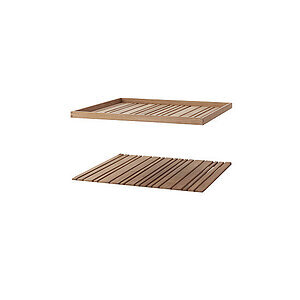 Nærbillede af træbordplade med parallelle lameller og naturlig åretegning.