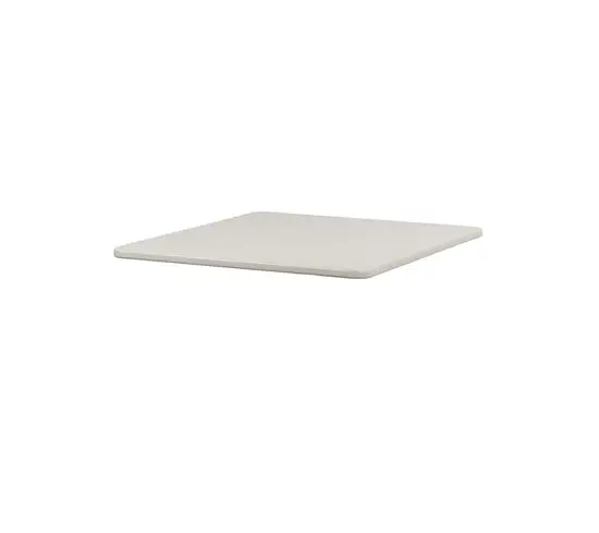 Firkantet bordplade i sandfarvet aluminium med glat overflade og let afrundede kanter.
