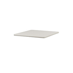 Firkantet bordplade i sandfarvet aluminium med glat overflade og let afrundede kanter.
