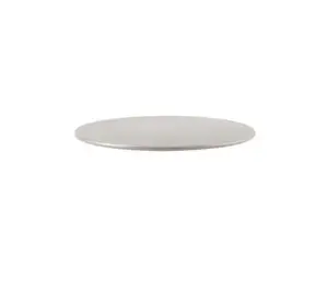 Rund sandfarvet bordplade i aluminium med glat, minimalistisk design.