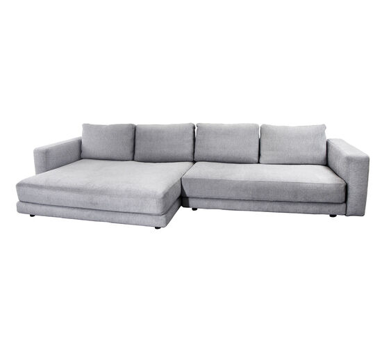 Lys grå moderne 2-pers. sofa med armlæn og daybed-sektion, lave profil og komfortable ryghynder.