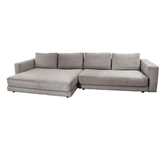 Lys brun sofa med daybed til venstre, armlæn og fem rygpuder.