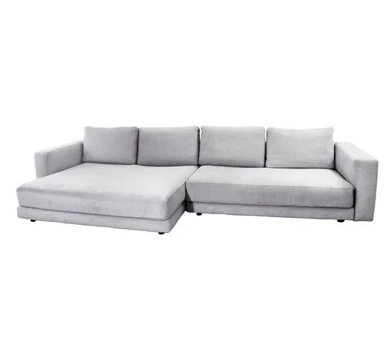 Lysegrå 2-pers. sofa med daybed og armlæn, moderne design, separate sæde- og ryghynder.