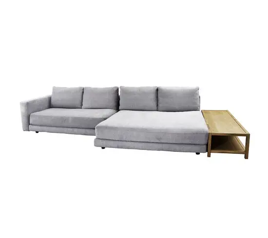 Lysgrå sofa med venstre armlæn, dobbelt daybed og træbord til højre.