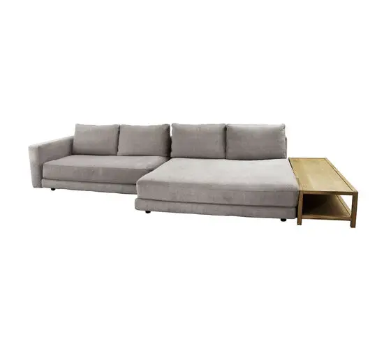 Lys brun 2-pers. sofa med venstre armlæn, højre træbord og daybed til afslapning.