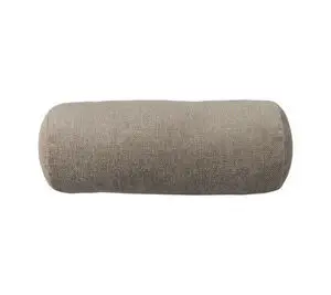 Lys brun, cylindrisk pyntepude med glat tekstur, minimalistisk design.