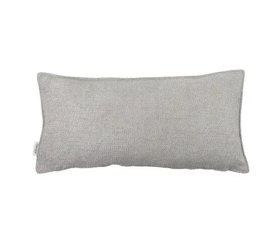 Rektangulær pyntepude i lys grå med tekstureret overflade, mål 30x60 cm.