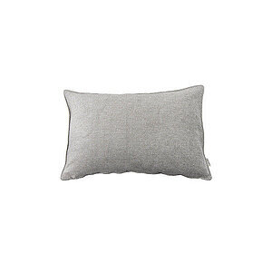 Rektangulær lys grå pude med vævet tekstur og lille mærke på siden.