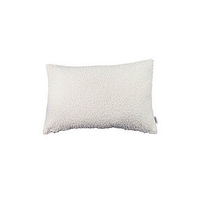 Rektangulær hvid pyntepude med tekstureret overflade og lille stofmærke på kanten.