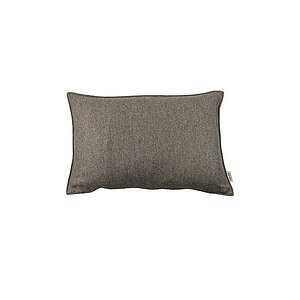 Rektangulær lysebrun pyntepude med afrundede kanter og lille mærkat på siden.