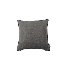 Grå pude med tekstureret stof, kvadratisk form og lille mærke på siden.