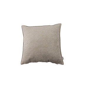 Lysebrun, kvadratisk pyntepude med synlige sømme og en mærkat på siden, blød og fyldig tekstur.