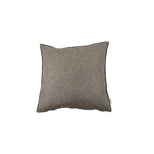 Lysebrun, kvadratisk pyntepude med ensartet tekstur og syede kanter, måler 50x50 cm.